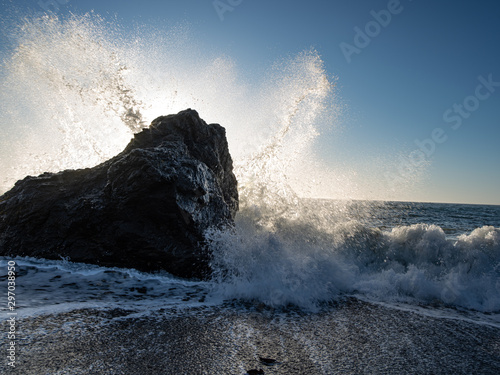 Fototapeta Naklejka Na Ścianę i Meble -  waves crashing on rocks