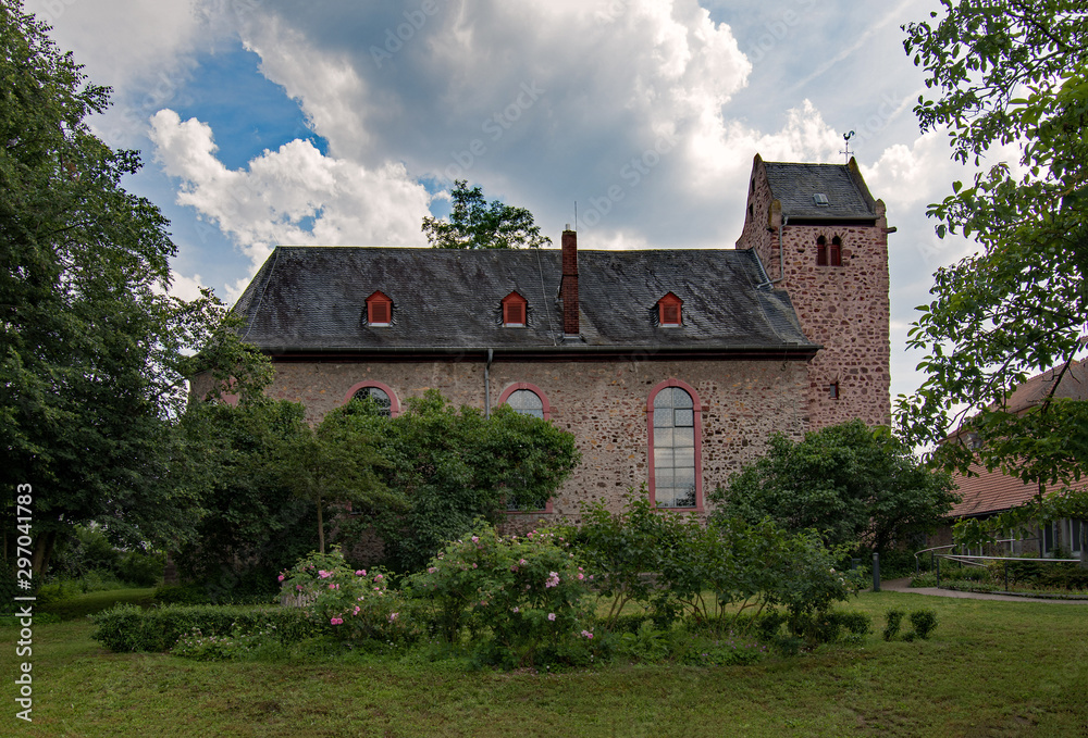Fototapeta premium Evangelische Kirche in Wixhausen in Darmstadt, Hessen, Deutschland