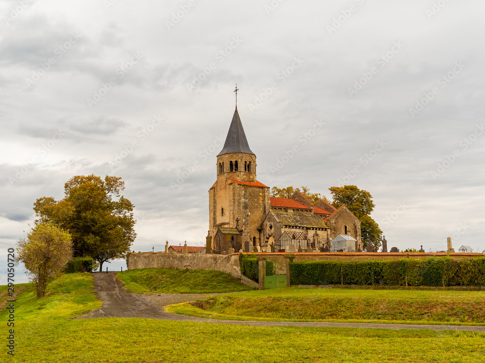 Paysage de France Auvergne. Église Sainte-Radegonde de Cognat-Lyonne sur une colline dominant la Limagne Bourbonnaise dans l'Allier entre Gannat et Vichy