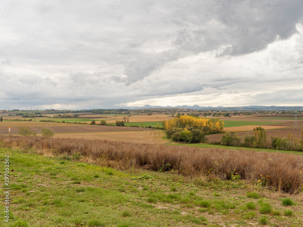 Paysage de France Auvergne. Plaine fertile de la Limagne bourbonnaise dans la vallée de l'Allier entre Gannat et Vichy avec vue sur la chaine des Puys