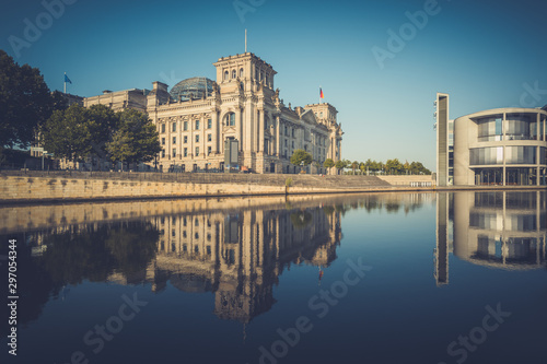 Reflet sur le Bundestag en été