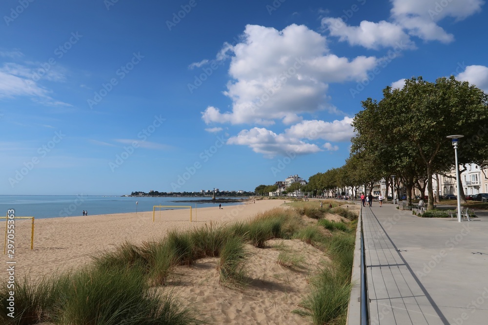 Saint-Nazaire, promenade le long de la plage, avec des arbres (France)