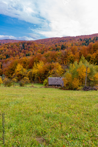 old red barn in autumn © Arthur