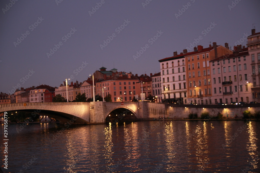 Vue de Lyon et ses ponts de nuit