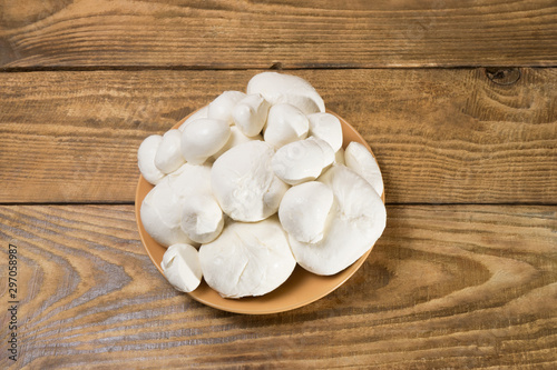 mozzarella cheese with wine and