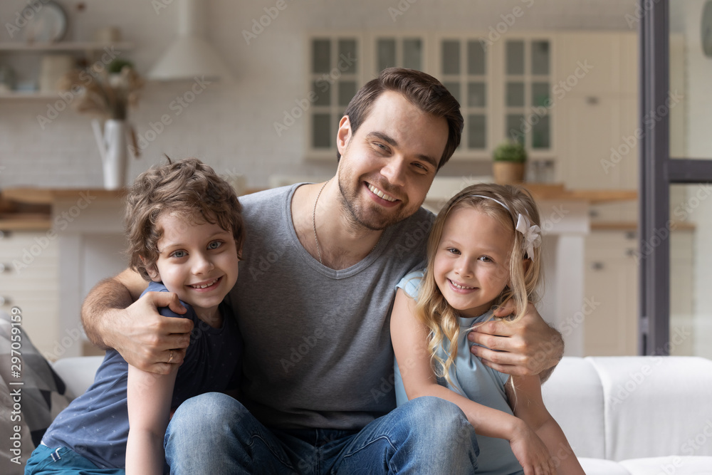 Portrait smiling father with adorable son and daughter at home - obrazy, fototapety, plakaty 