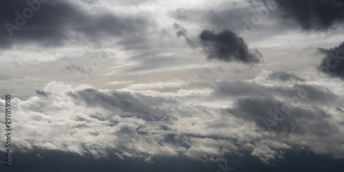 Dramatische Wolken am Herbsthimmel