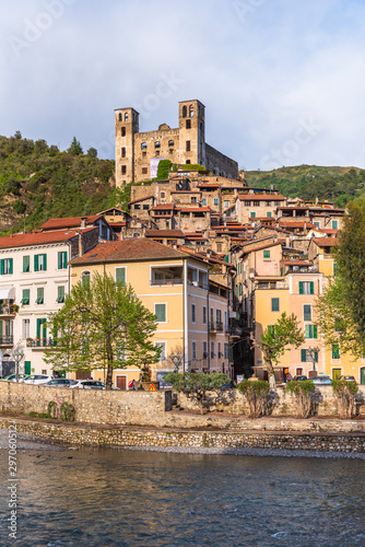 Il castello di Dolceacqua abbarbicato sulla montagna