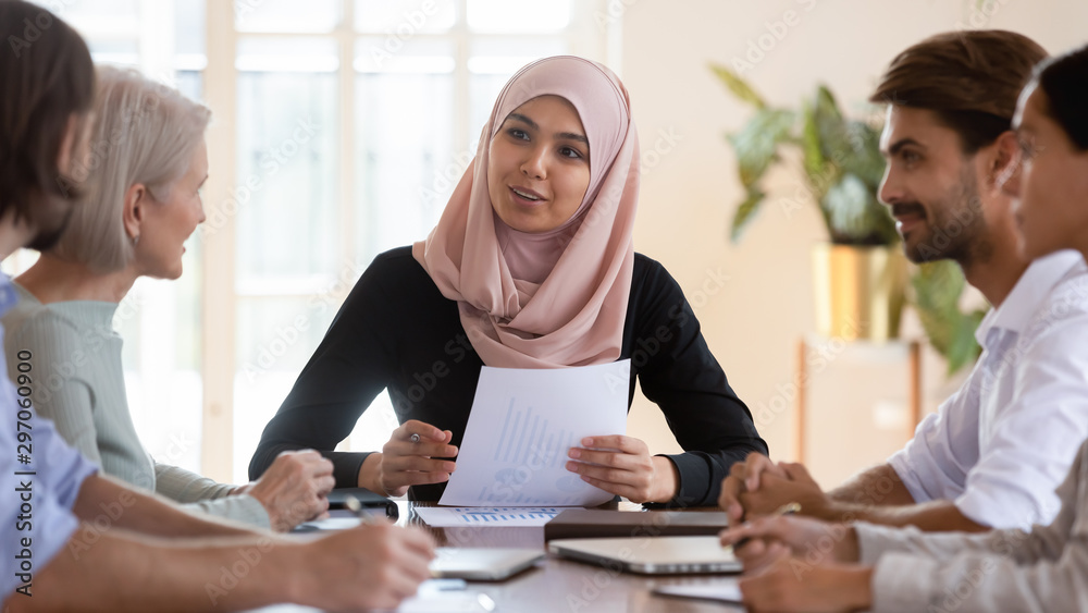 Asian muslim businesswoman executive wear hijab leading corporate briefing - obrazy, fototapety, plakaty 