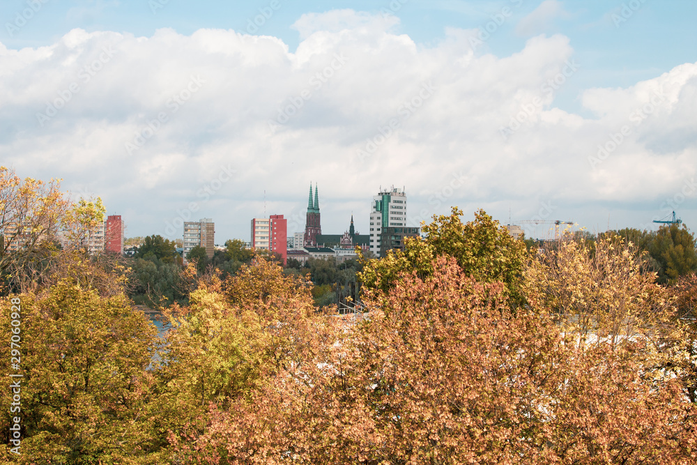 Obraz premium Panoramic autumn view of the old city of the Polish capital of Warsaw. City landscape on a sunny day.