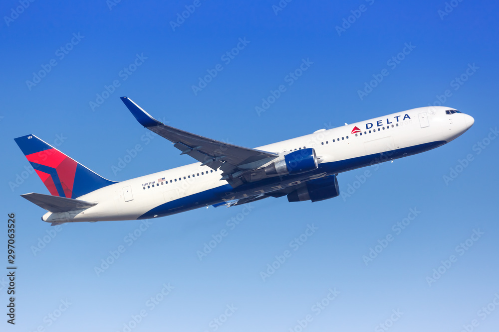 Delta Air Lines Boeing 767 airplane Stock-Foto | Adobe Stock