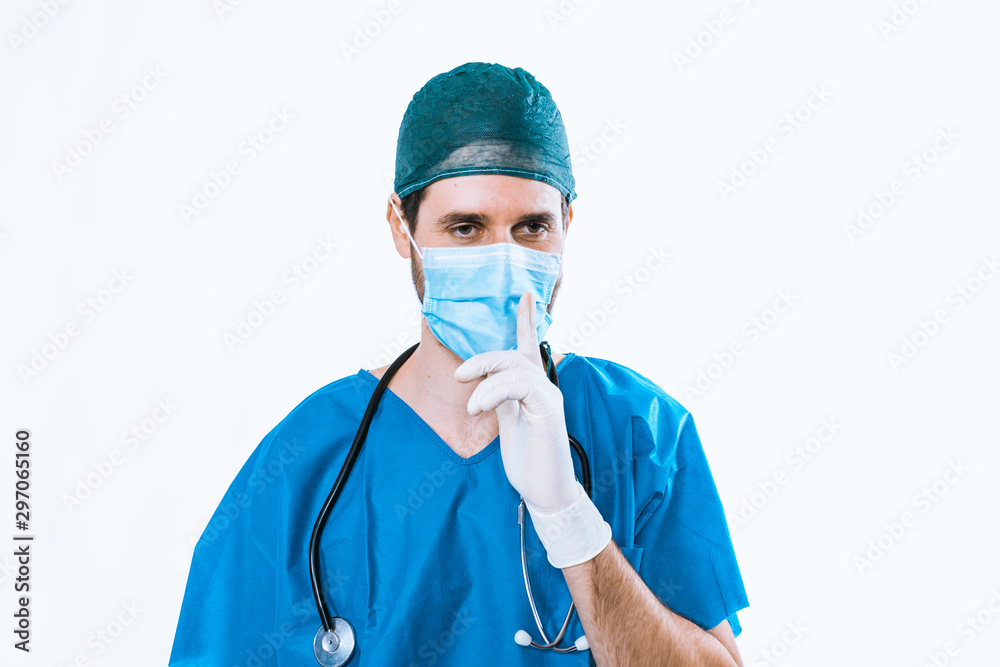 Medico con mascherina e sfondo bianco Medico con mascherina e sfondo bianco