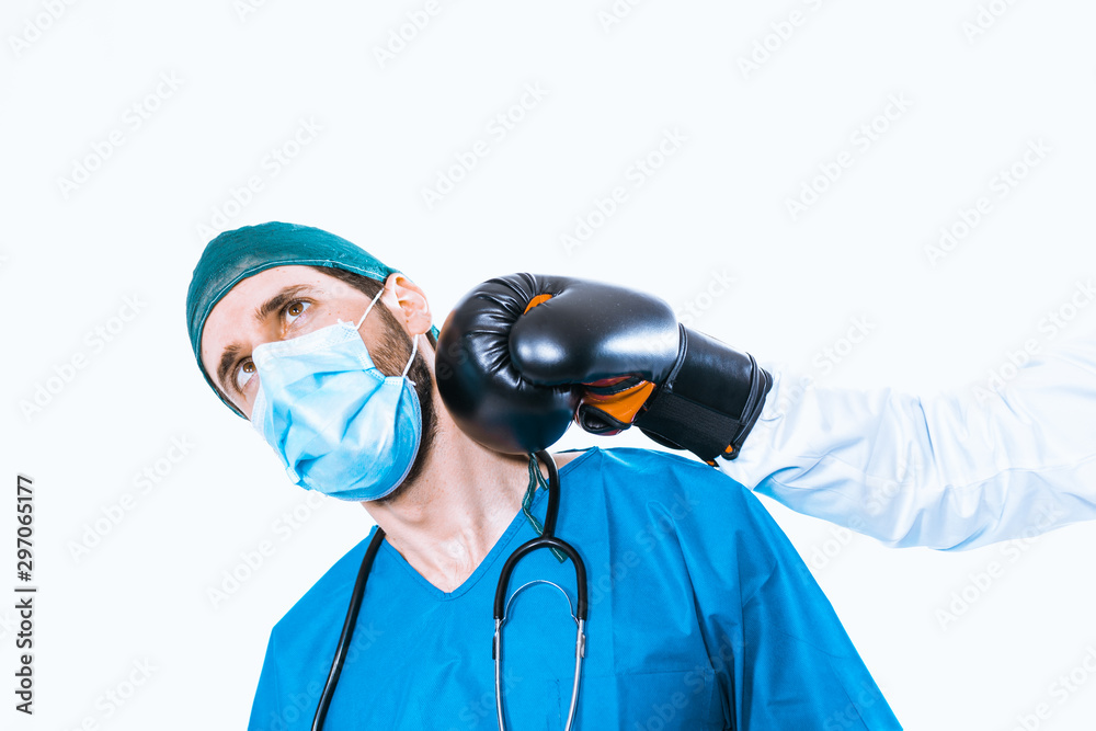 Dottore chirurgo è colpito da un pugno con guanto da boxe da un cliente insoddisfatto. Dottore chirurgo è colpito da un pugno con guanto da boxe da un cliente insoddisfatto.
