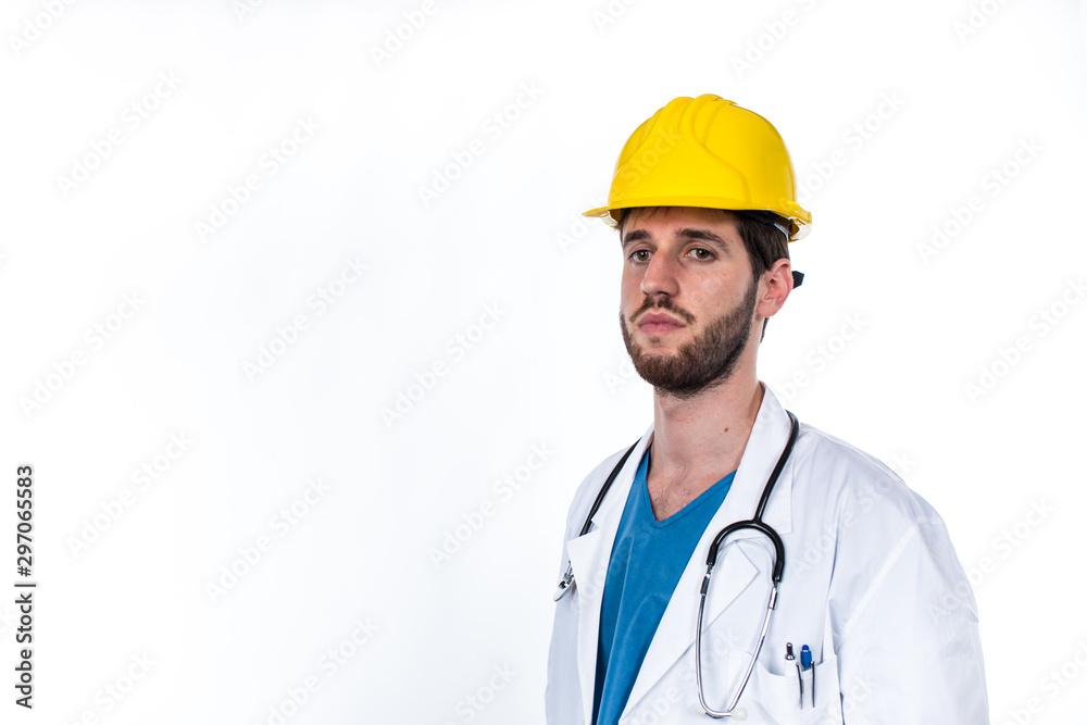 Medico sicuro con camice bianco e caschetto da operaio giallo Medico sicuro con camice bianco e caschetto da operaio giallo