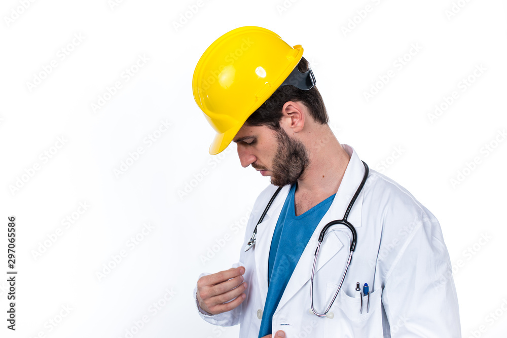 Medico sicuro con camice bianco e caschetto da operaio giallo Medico sicuro con camice bianco e caschetto da operaio giallo