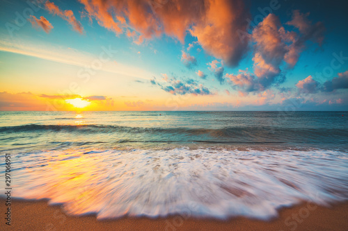 Fototapeta Naklejka Na Ścianę i Meble -  Beautiful sunrise over the tropical sea
