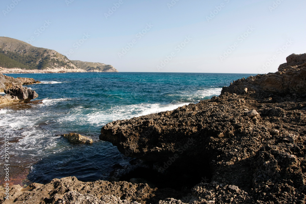 Felsenküste bei Cala Ratjada auf Mallorca
