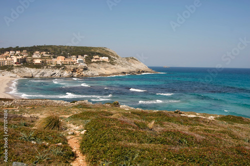 Felsenküste bei Cala Ratjada auf Mallorca © R+R