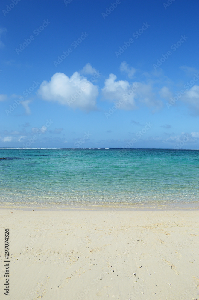 エメラルドグリーンの遠浅の海と砂浜 エメラルドグリーンの遠浅の海と砂浜