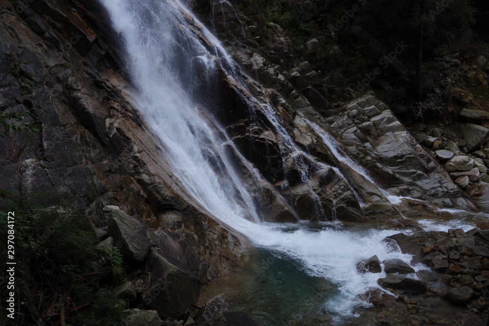 Naklejka premium 斜めに滑り落ちる滝