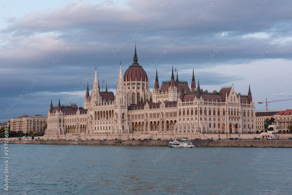 Fototapeta premium Budapest Parliament illuminated