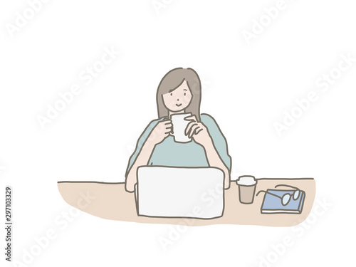 コーヒーを飲んで休憩する女性
