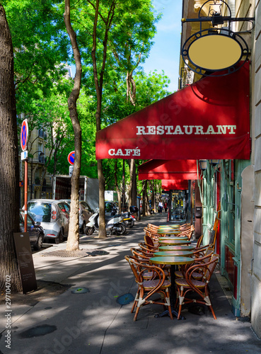 Photography Cozy street with tables of cafe in quarter Montmartre in Paris, France