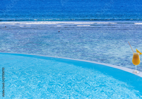 cocktail sur rebord de piscine à débordement, vue lagon