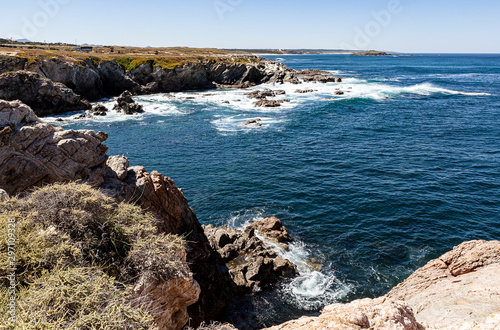 Rota dos Pescadores, localizada no sudoeste de Portugal, com suas formações rochosas e mar cristalino.