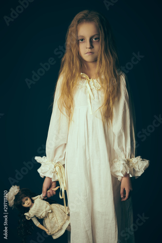 Obraz na płótnie ghost with doll