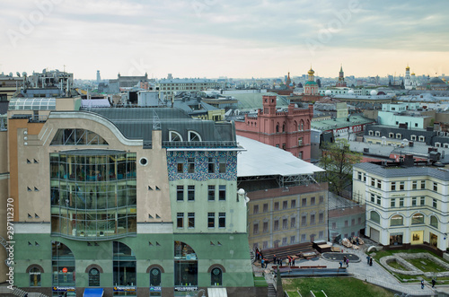 Obraz na płótnie Moscow, Russia - May 4, 2018: Evening Moscow, aerial view of the city, domes of Kremlin towers, churches, historical center w salonie
