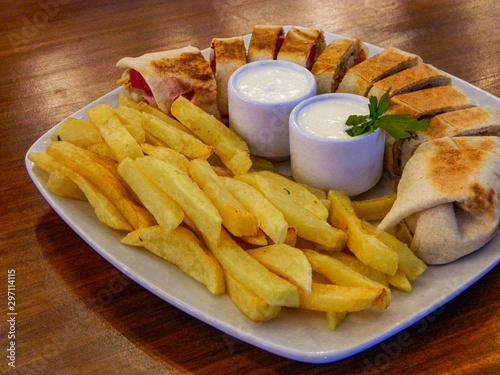 platos de comida árabe y bebidas