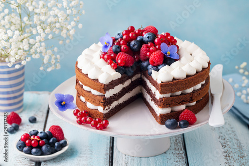Fotografia Chocolate cake with whipped cream and fresh berries