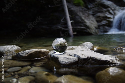 Glaskugel - Lensball am Wasserfall