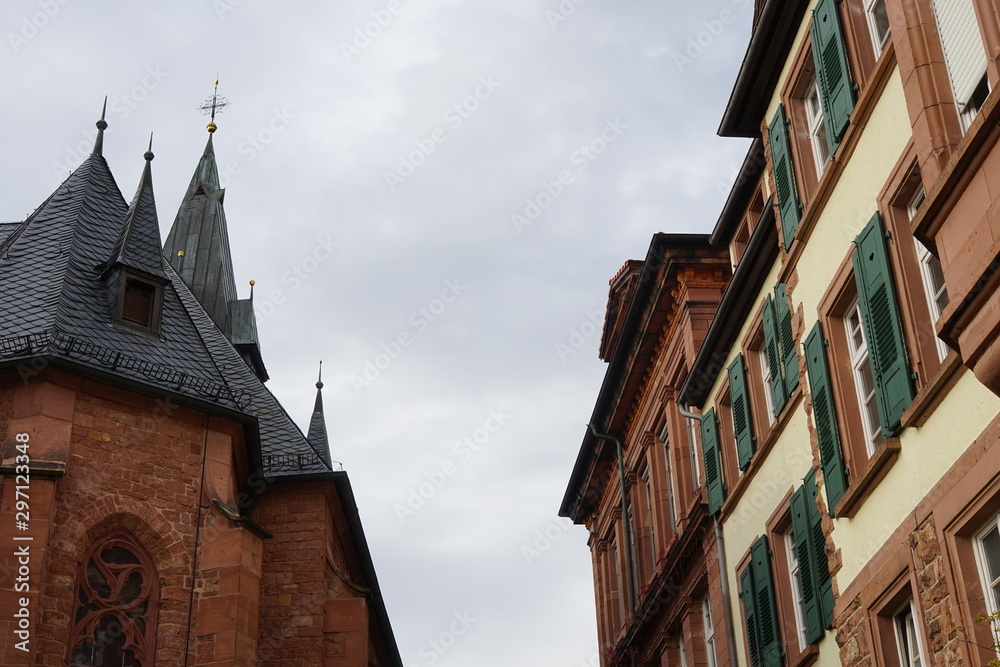 Historische Gebäude bei der Pfarrkirche von St. Martin in Rheinland-Pfalz