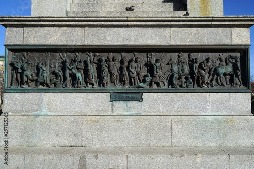 Relief an der Jubiläumssäule auf dem Schlossplatz in Stuttgart. Die Württembergischen Truppen haben die Stadt Sens erstürmt.