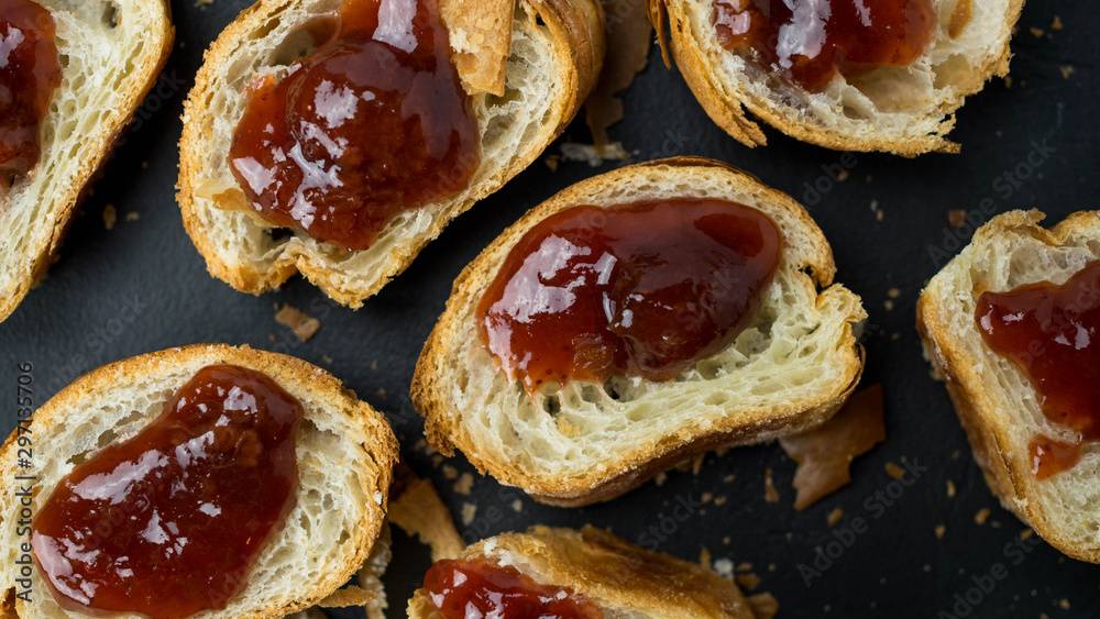 Croissant z dżemem leżący na ciemnym tle. Widok z góry, zbliżenie. Croissant z dżemem leżący na ciemnym tle. Widok z góry, zbliżenie.