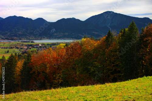 Fototapeta Naklejka Na Ścianę i Meble -  Bayerische Voralpenlandschaft im goldenen Herbst