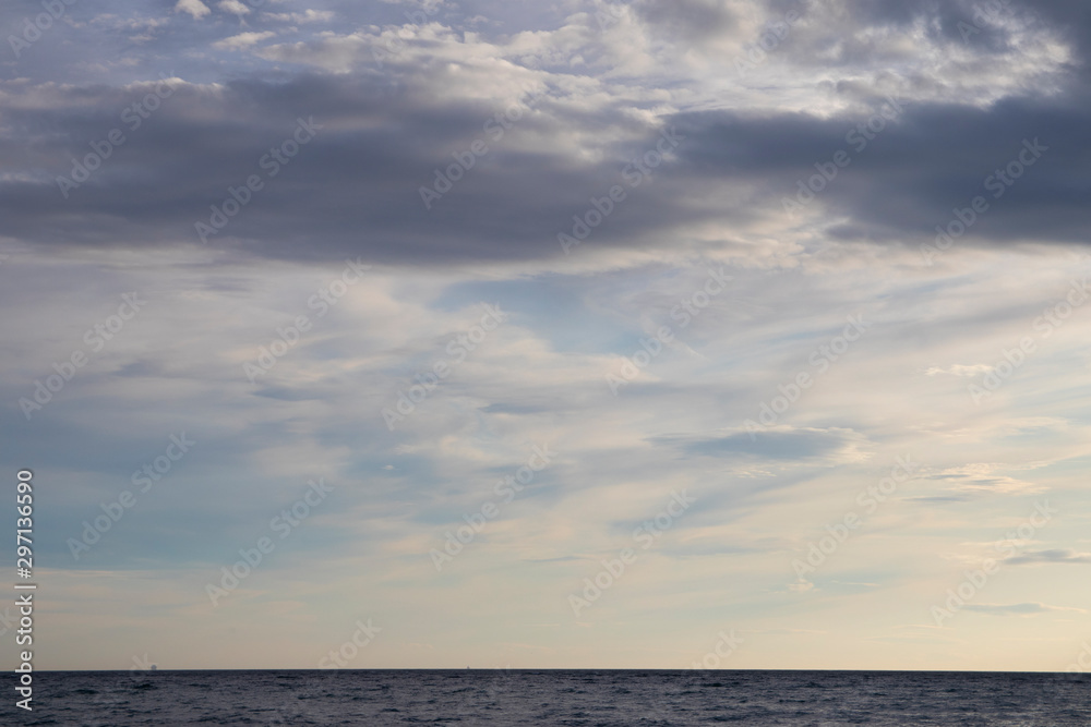 Fototapeta premium Atardecer con nubes sobre el mar