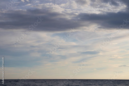 Atardecer con nubes sobre el mar