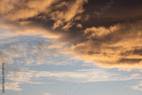 Atardecer con nubes sobre el mar © Studio J5