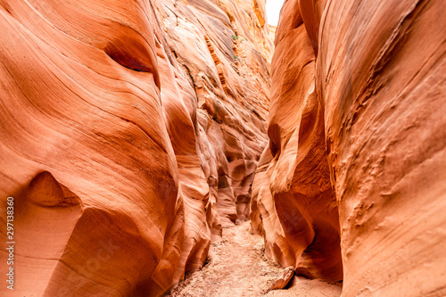 Foto Orange red wave shape formations rocks at narrow Antelope slot canyon in Arizona