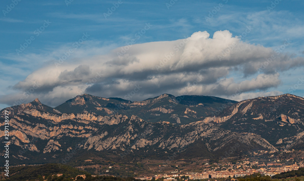 Paisajes de montañas naturales con el cielo y nubes Stock Photo | Adobe  Stock