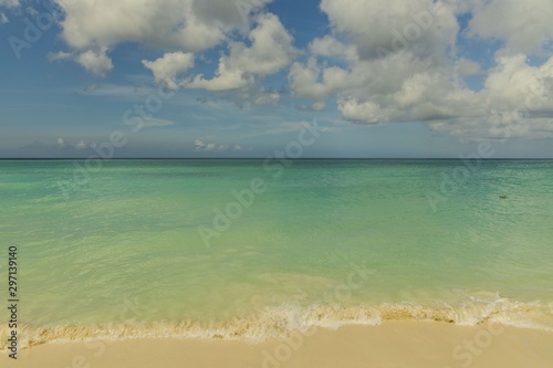 Fototapeta Naklejka Na Ścianę i Meble -  Amazing beauty Caribbean sea beach. Aruba island. Beautiful nature background