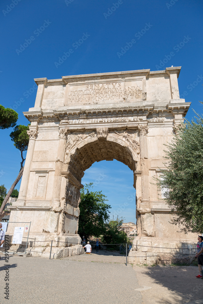 Arc de Triomphe Titus is a single-span arch located on the ancient Sacred Road in the Roman Forum.