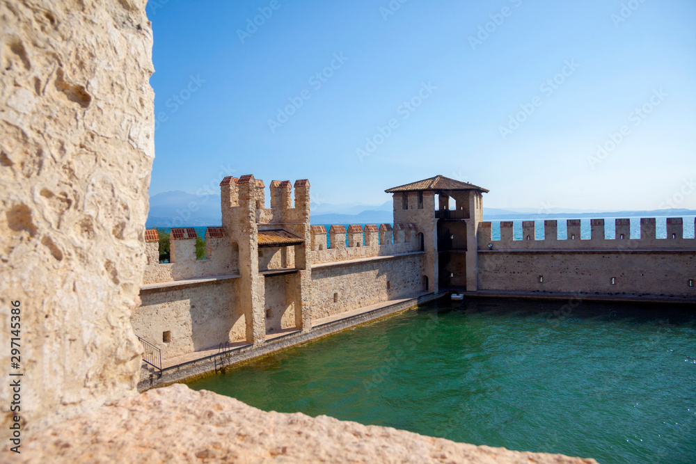 Naklejka premium Castle in Sirmione sity, on the coast of Garda lake