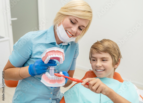 Billede på lærred Boy having a fun tutorial about proper teeth care and hygiene at the dentist's