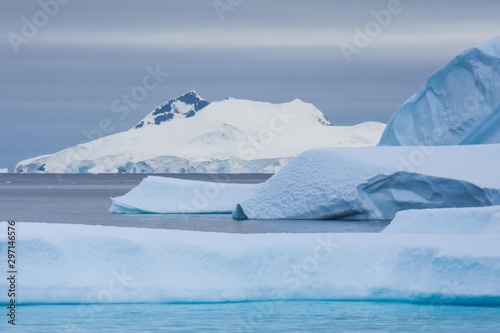 glace et iceberg au pôle sud