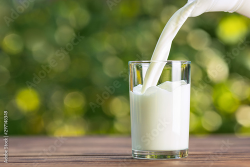 Fotótapéta milk from jug pouring into glass