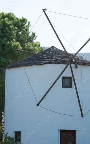 Architektur Details Ansicht einer alten griechischen Mühle und Palmen auf der Insel Kos in Griechenland photo